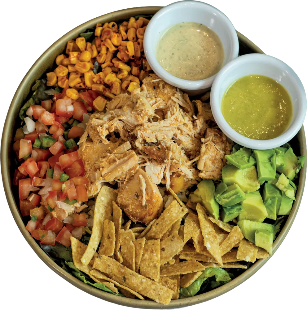 Bowl con lechuga, pollo, elote, pico de gallo, aguacate y tortilla chips