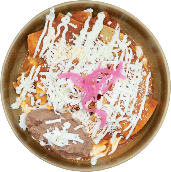 Chilaquiles rojos con queso, crema y frijoles