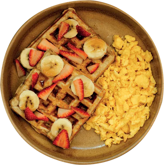 Waffles con fruta y huevo revuelto