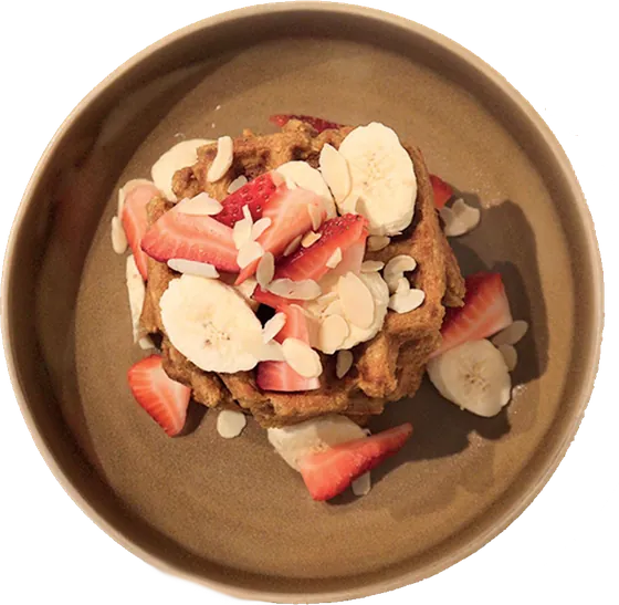 Vegan waffles con fresa, plátano y almendra